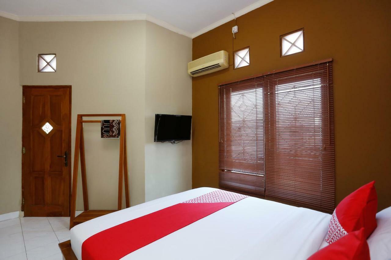 Oyo 1072 Kampung Condro Wulan Guesthouse Maguwo Exterior foto